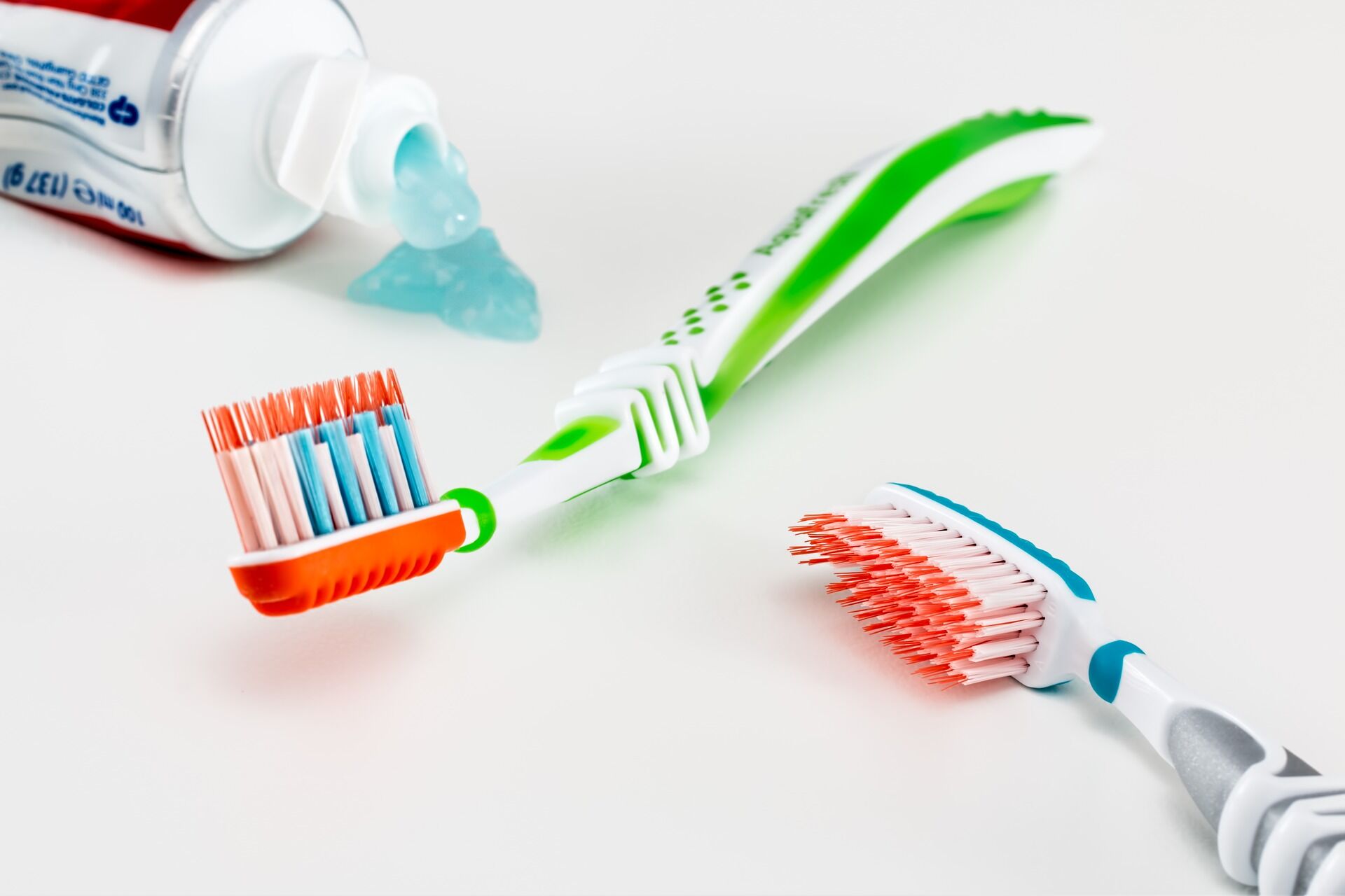 toothbrush-3191097_1920